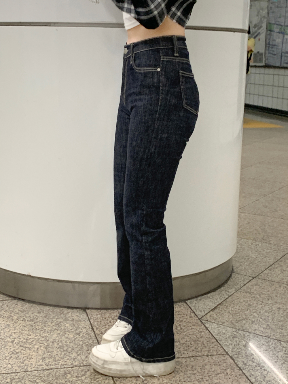 긴팔 티셔츠 모델 착용 이미지-S14L17